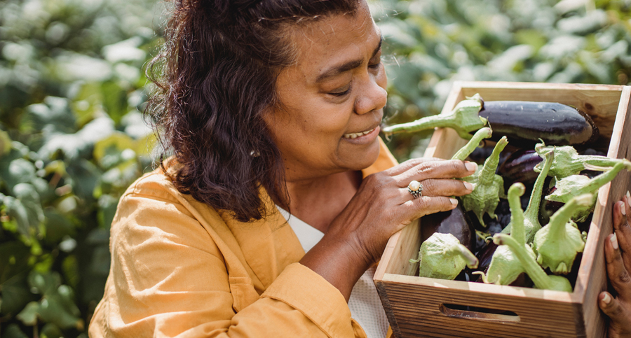 Image of woman carrying fresh produce. Courtesy of Zen Chung, 2020, Pexels.