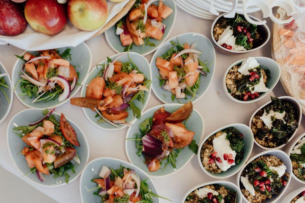 Small meals can avoid wasting food.