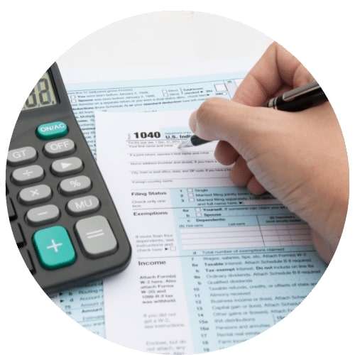 Someone making calculations with a calculator and writing them into a form. Thrivable voting is about voting for a party with thrivable tax policies.