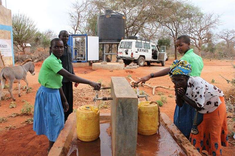 Simple and effective: solar-powered desalination plants produce potable water for school children in Tseikuru-Kitui County, Kenya.